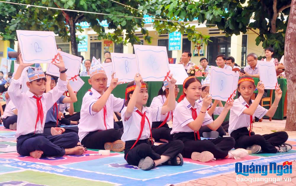 Học sinh Trường THCS Phổ Khánh (TX.Đức Phổ) tham gia Cuộc thi “Em yêu biển, đảo quê hương” được tổ chức vào tháng 5/2024.	