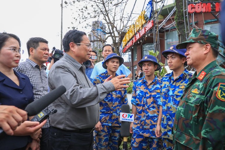 Thủ tướng động viên các lực lượng quân đội, công an đang làm nhiệm vụ dọn dẹp sau bão - Ảnh: VGP/Nhật Bắc