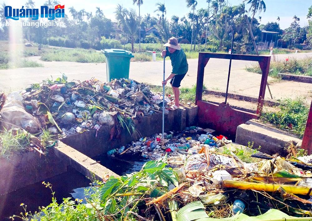 Nhân viên Trạm Quản lý thủy nông số 6, thuộc Công ty TNHH Một thành viên Công trình thủy lợi Quảng Ngãi, vớt rác tại tuyến kênh thuộc hệ thống thủy lợi Thạch Nham, đoạn qua huyện Tư Nghĩa.	