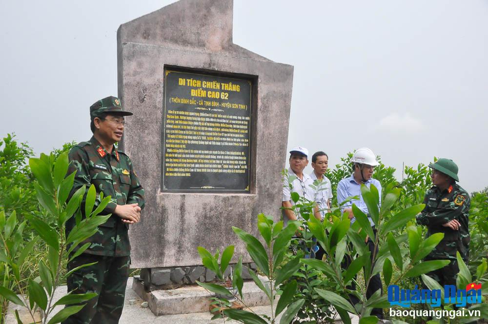 Thượng tá Trần Thế Phan – Chỉ huy trưởng Bộ CHQS tỉnh kiểm tra tại di tích Chiến thắng Điểm cao 62 – Đông Giáp.