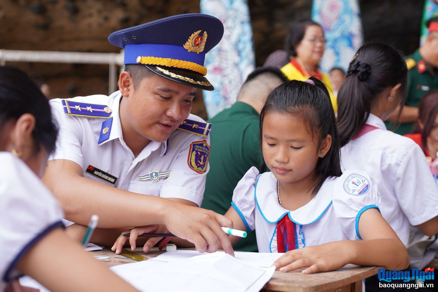 Qua chương trình giúp các em nhỏ tại Lý Sơn có thể vẽ lên ước mơ, mong muốn của mình cũng như nói lên lời tri ân, lời cảm ơn với bố mẹ, thầy cô,...