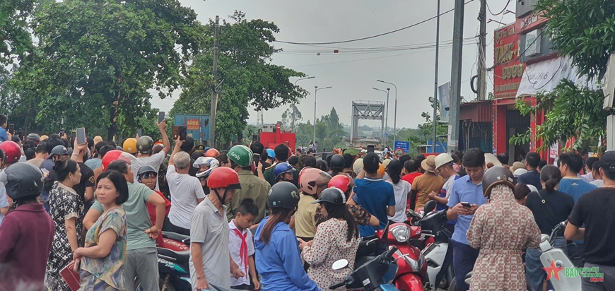 Người dân bên phía Tam Nông theo dõi!  Công an đã phong tỏa hiện trường.
