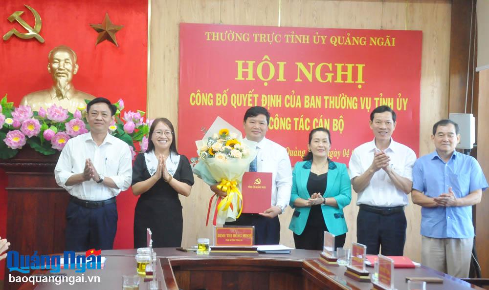 Phó Bí thư Tỉnh ủy Đinh Thị Hồng Minh và lãnh đạo các đơn vị trao quyết định và tặng hoa chúc mừng đồng chí Bùi Đức Thọ.