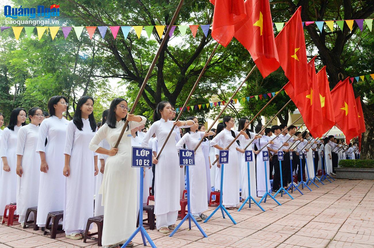 Các học sinh Trường THPT Chuyên Lê Khiết dự lễ khai giảng.