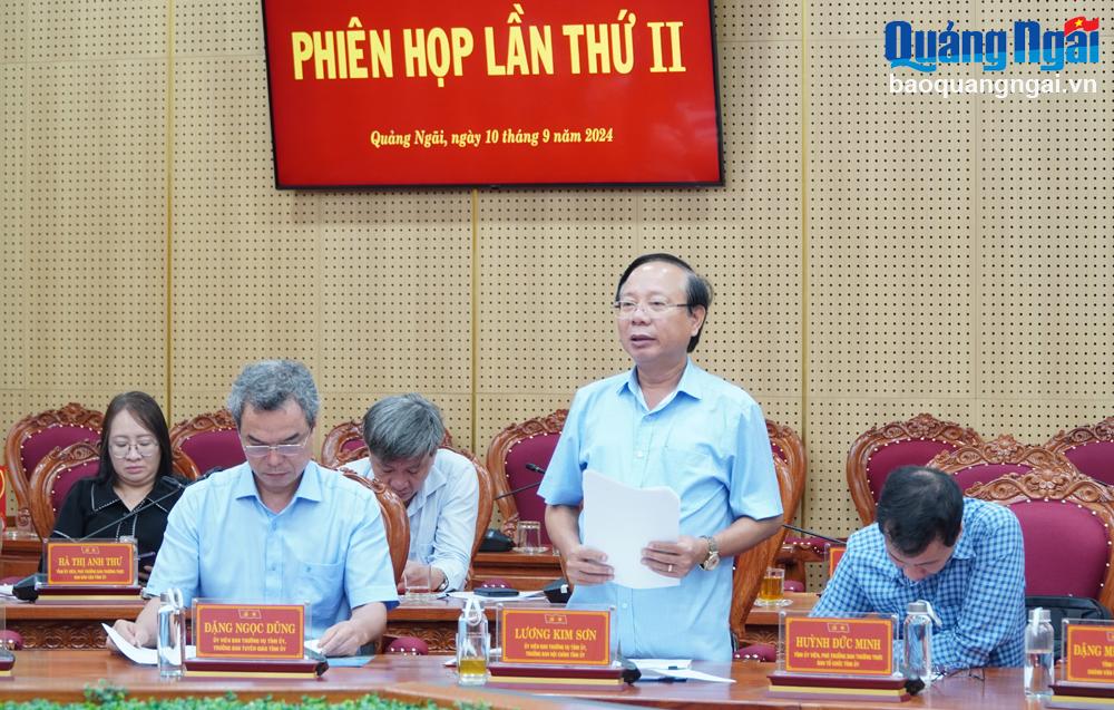 Trưởng ban Nội chính Tỉnh ủy Lương Kim Sơn thảo luận tại phiên họp.