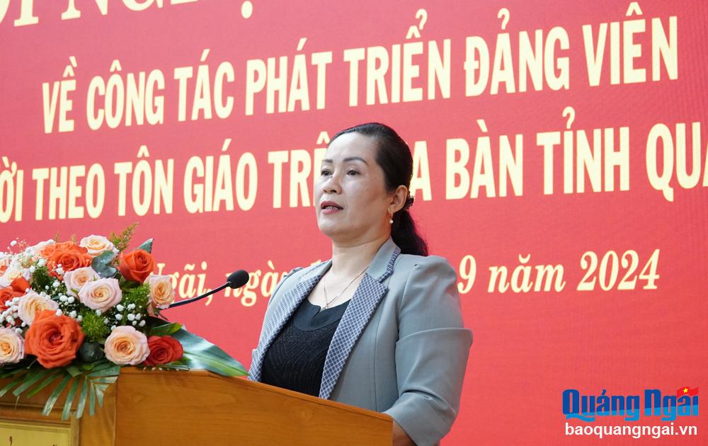 Phó Bí thư Tỉnh ủy Đinh Thị Hồng Minh phát biểu tại hội nghị. 