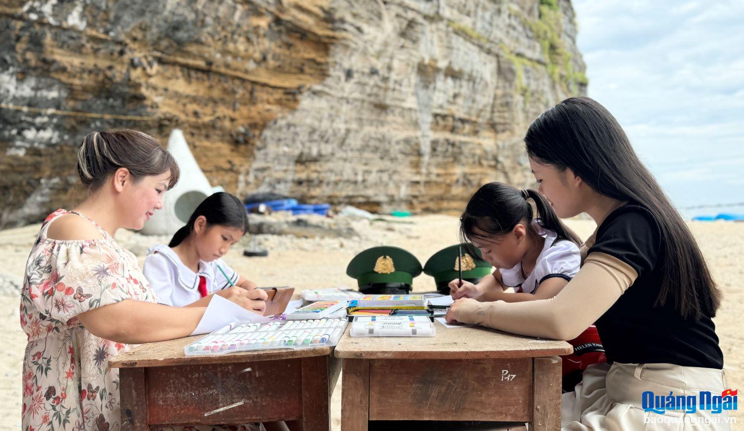 Đại diện các nhà hảo tâm, doanh nghiệp tham gia vẽ tranh cùng các em học sinh.