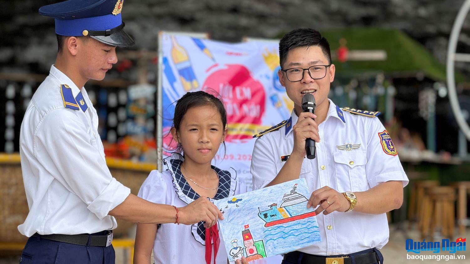 Tình yêu quê hương, biển đảo và các cán bộ, chiến sĩ ngày đêm bảo vệ biên cương, biển trời Tổ quốc được em Mai Lê Bảo Ngọc thể hiện qua nét vẽ của mình. 