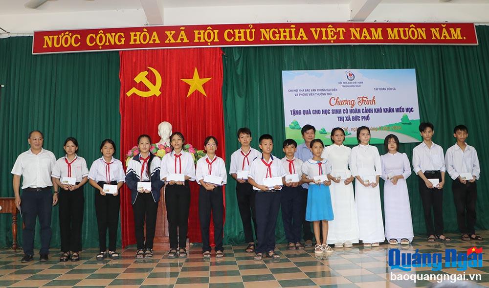 Chi hội nhà báo Văn phòng đại diện và phóng viên thường trú phối hợp cùng Phòng Giáo dục TX.Đức Phổ