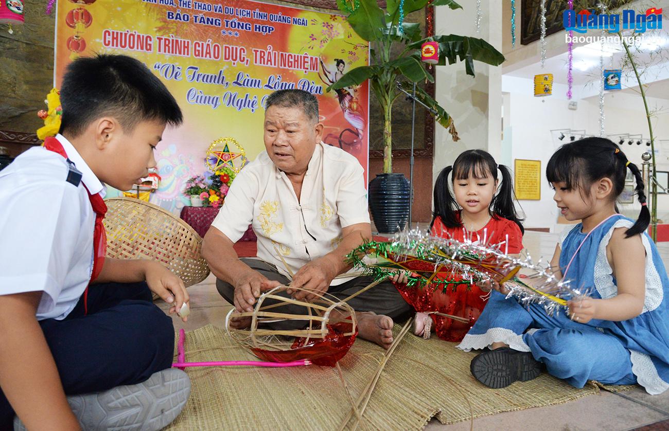 Nghệ nhân Trần Thanh Tùng là người trực tiếp hướng dẫn các em cách tạo ra những chiếc lồng đèn bằng các vật liệu quen thuộc.