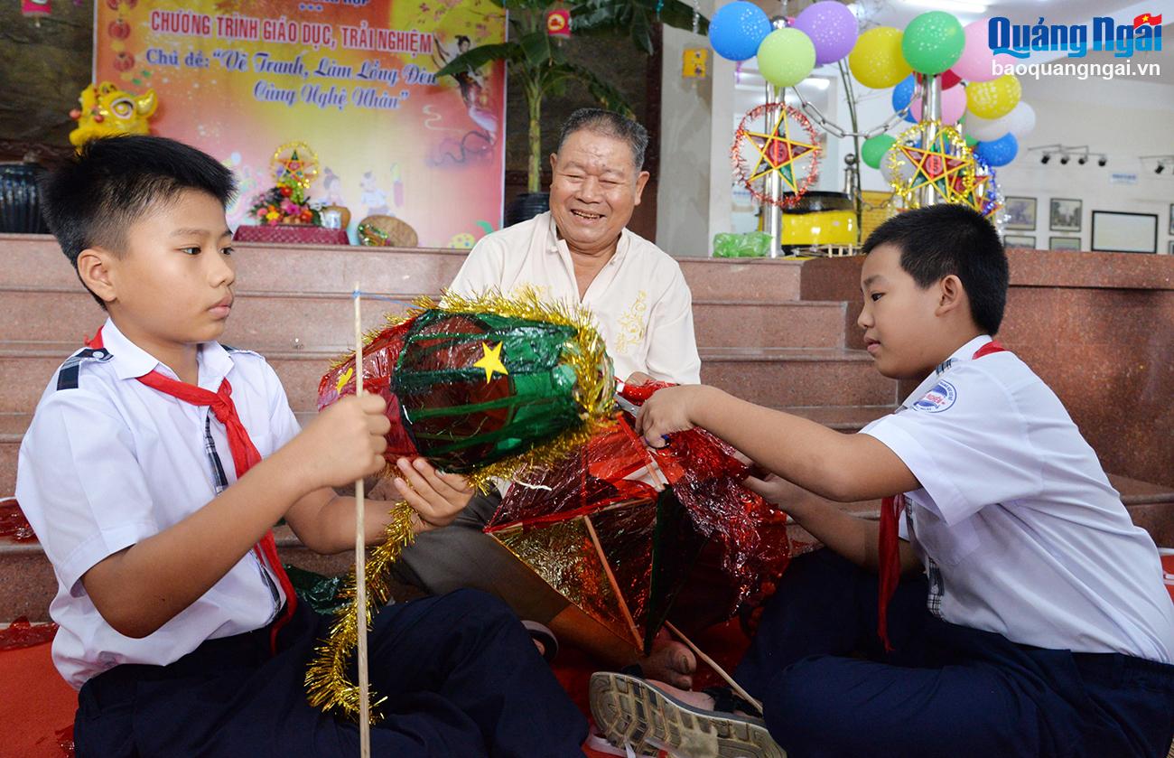 [Photos]. Vẽ tranh, làm lồng đèn cùng nghệ nhân