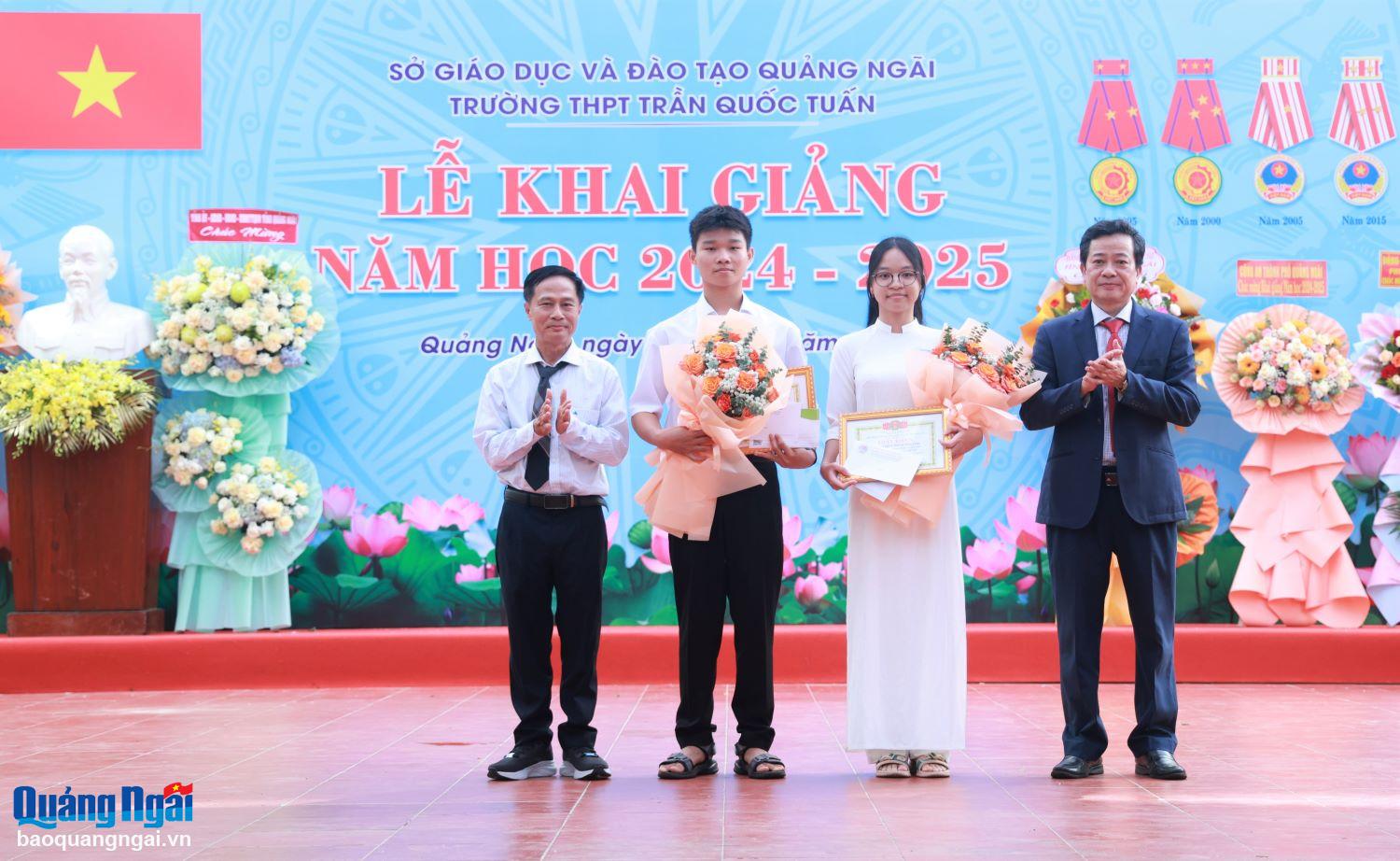 Trường THPT Trần Quốc Tuấn khen thưởng cho các em học sinh thủ khoa và á khoa vào lớp 10 của trường. 