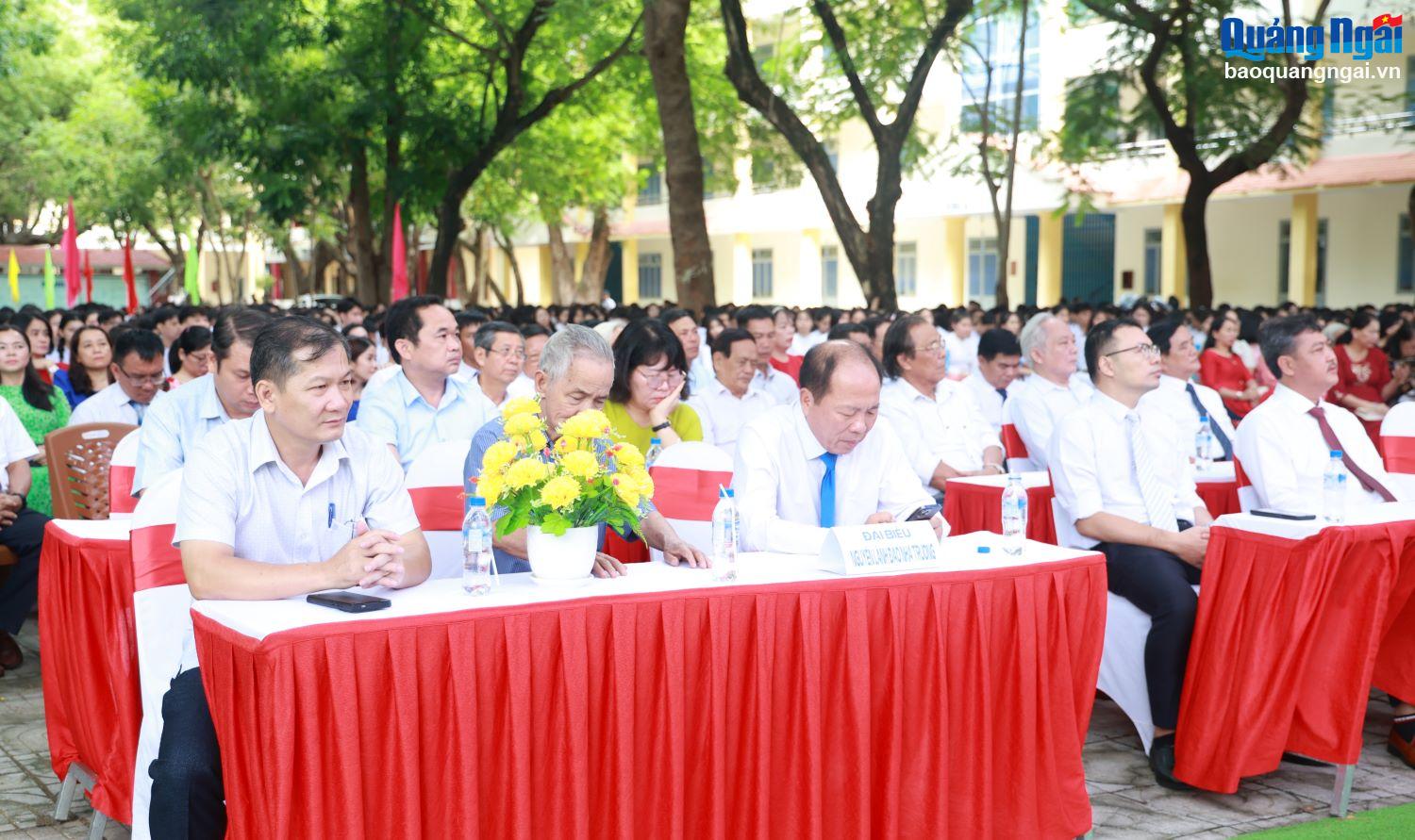 Các đại biểu, thầy cô giáo và học sinh Trường THPT Trần Quốc Tuấn tham dự lễ khai giảng.