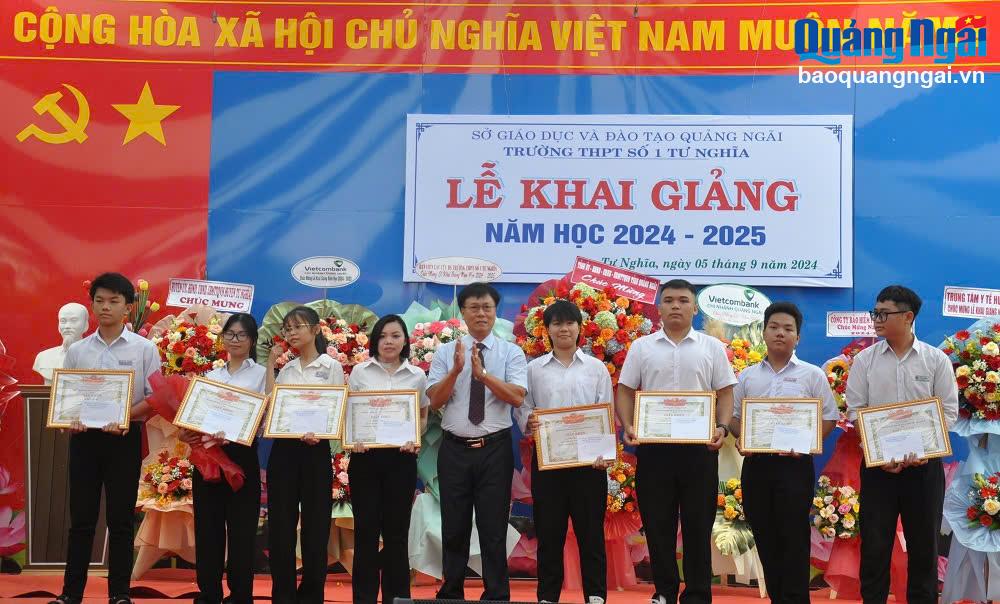 Lãnh đạo huyện Tư Nghĩa khen thưởng cho các em học sinh của trường có tổng số điểm xét tuyển đại học từ 27 điểm trở lên.
