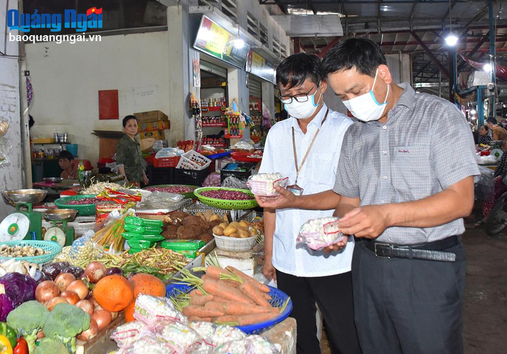 Thành viên đoàn giám sát kiểm tra nguồn gốc xuất xứ của một loại nấm tươi đang được bày bán tại chợ Châu Ổ, thị trấn Châu Ổ (Bình Sơn).