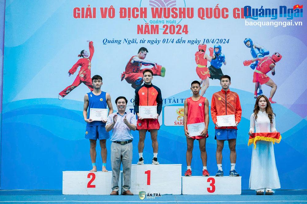 Võ sĩ Đinh Văn Tâm (giữa) nhận huy chương Vàng tại Giải vô địch Wushu quốc gia năm 2024.