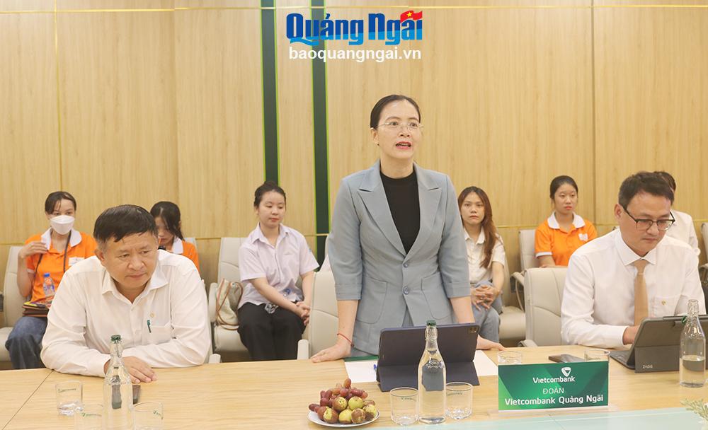 Đại diện lãnh đạo Vietcombank Quảng Ngãi thông tin, giải đáp thắc mắc của sinh viên.