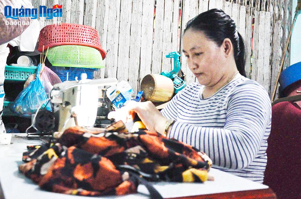 Chị Nguyễn Thị Thúy Kiều, ở tổ 5, phường Chánh Lộ (TP. Quảng Ngãi) làm nghề may quần áo để có tiền trang trải cuộc sống gia đình.
ẢNH: HIỀN THU