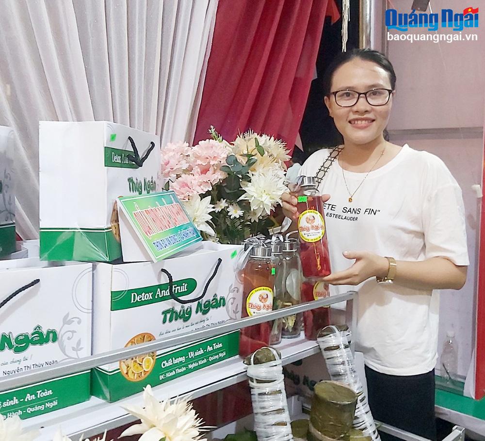 Chị Nguyễn Thị Thúy Ngân, ở xã Hành Thuận (Nghĩa Hành), với sản phẩm trái cây sấy.   				                   Ảnh: Kim Ngân