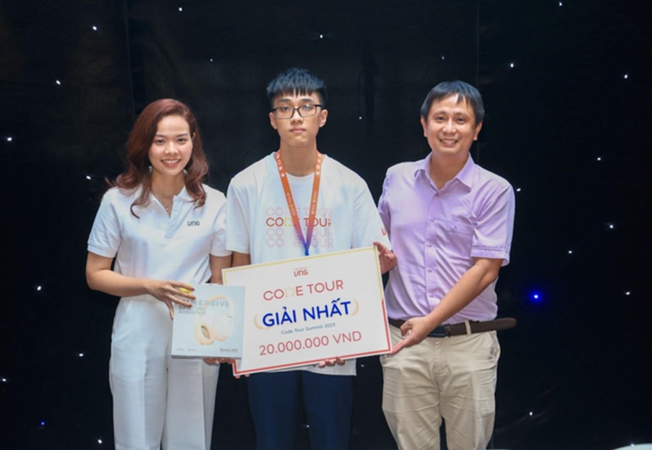 Tân sinh viên Nguyễn Tấn Dũng giành chiến thắng cuộc thi lập trình Code Tour 2023 - Ảnh: PHƯỢNG ANH