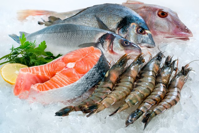 Các loại cá béo và hải sản cung cấp canxi và vitamin D tốt cho sức khỏe xương khớp.
