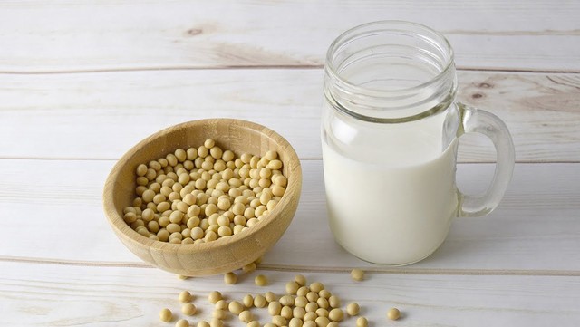 Sữa đậu nành có tốt hơn sữa bò không?