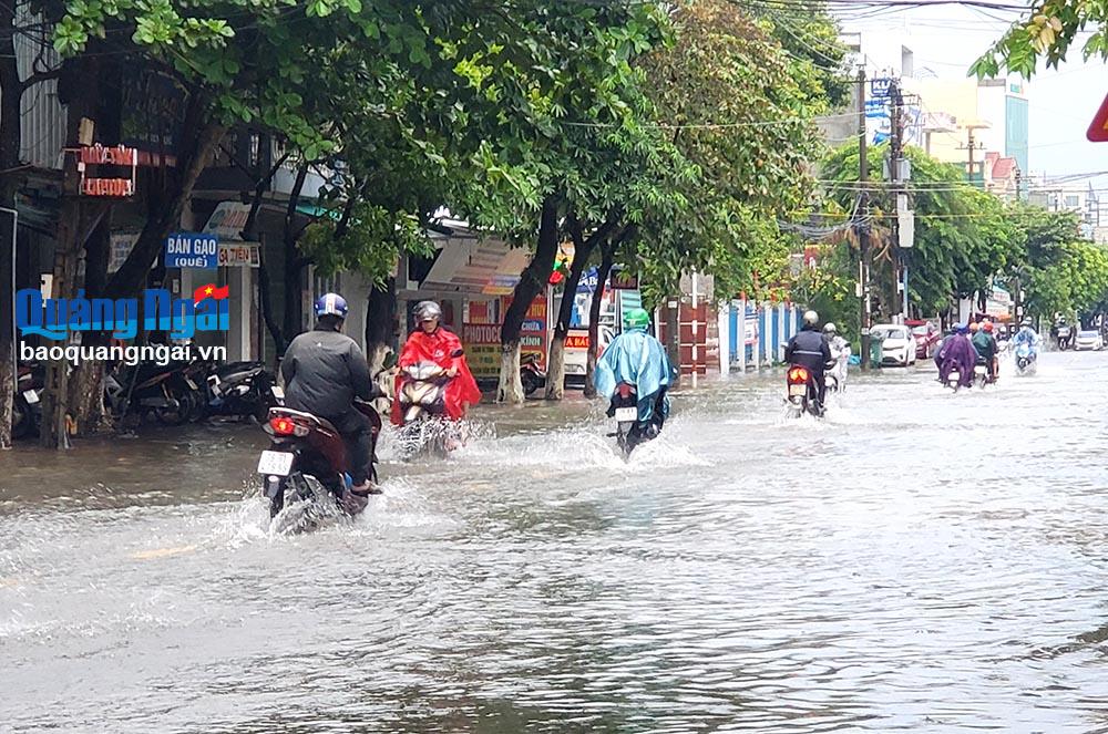 Mưa lớn gây ngập cục bộ một số đoạn đường Quang Trung (TP.Quảng Ngãi)