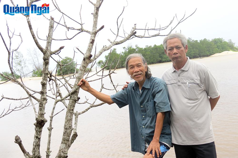 Ông Phan Tư Thi và tác giả tại Phú Quốc (Kiên Giang).
