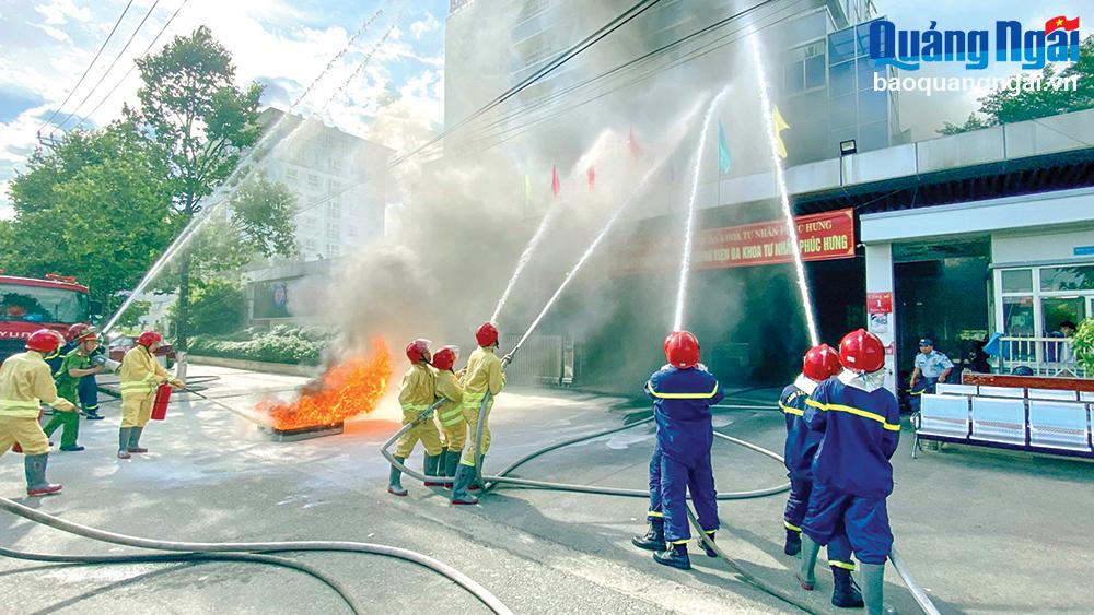 Lực lượng cảnh sát phòng cháy, chữa cháy và cứu nạn, cứu hộ (Công an tỉnh) thực tập phương án chữa cháy tại 
Bệnh viện Đa khoa tư nhân Phúc Hưng.                                                                                                                                                        ẢNH: TÀI ĐỨC