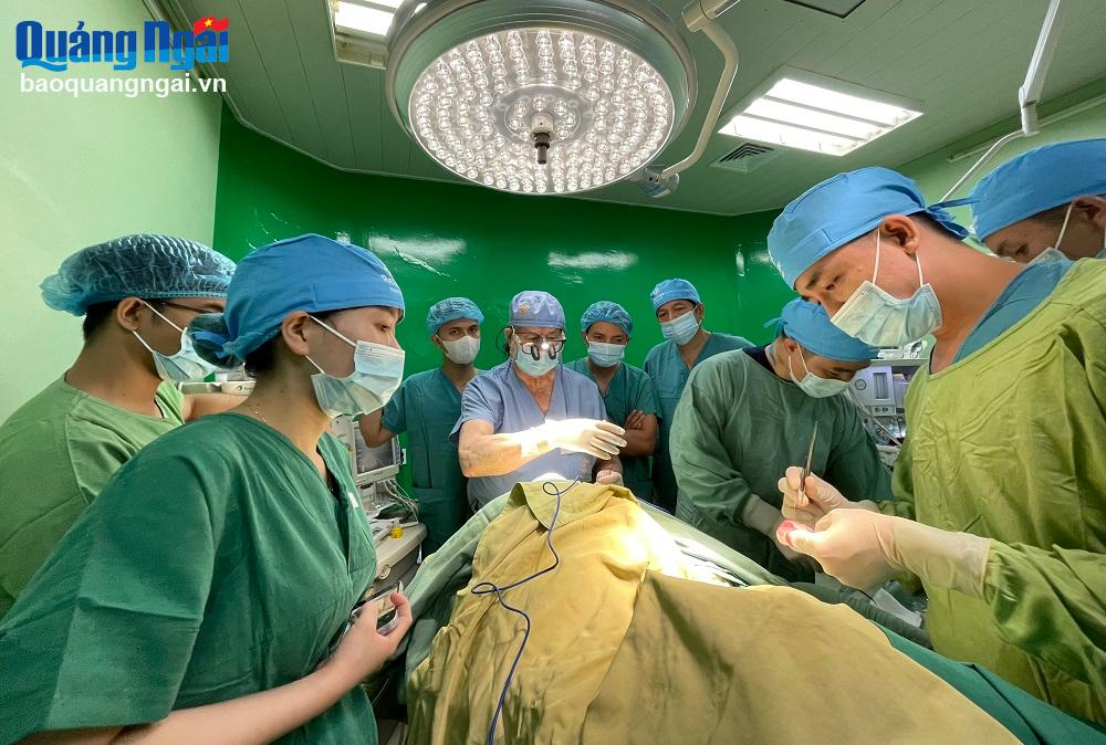 Các y, bác sĩ, chuyên gia của Tổ chức Resurge International phẫu thuật cho bệnh nhân.

