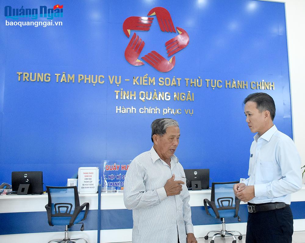 Lắng nghe tâm tư, nguyện vọng của người dân giúp cán bộ Trung tâm Phục vụ - Kiểm soát thủ tục hành chính tỉnh Phạm Văn Thanh (bên phải) đề xuất nhiều sáng kiến thiết thực, đáp ứng nhu cầu người dân.                                                                                                                                                                             ẢNH: Ý THU
