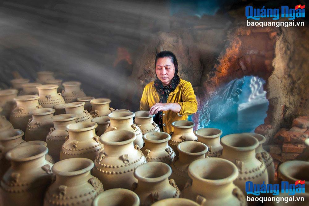 Làng nghề gốm Mỹ Thiện, ở thị trấn Châu Ổ (Bình Sơn) thu hút nhiều khách du lịch đến tham quan. ẢNH: BÙI THANH TRUNG