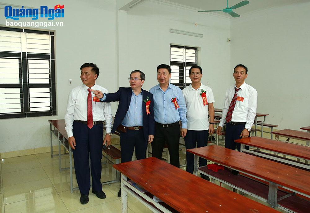 Các đại biểu tham quan các lớp học khang trang, hiện đại.