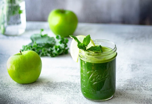 Nước chanh gừng kết hợp với táo và cải xoăn là thức uống xanh chứa nhiều vitamin, khoáng chất.