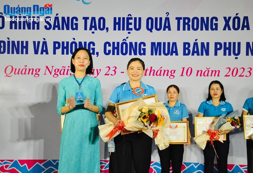 Chủ tịch Hội LHPN tỉnh Lê Na trao giải Nhất cho Hội LHPN huyện Nghĩa Hành.