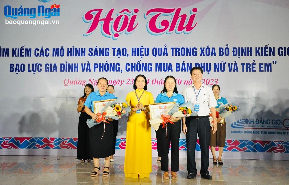 Trao giải Ba cho Hội LHPN huyện Trà Bồng và Ba Tơ.