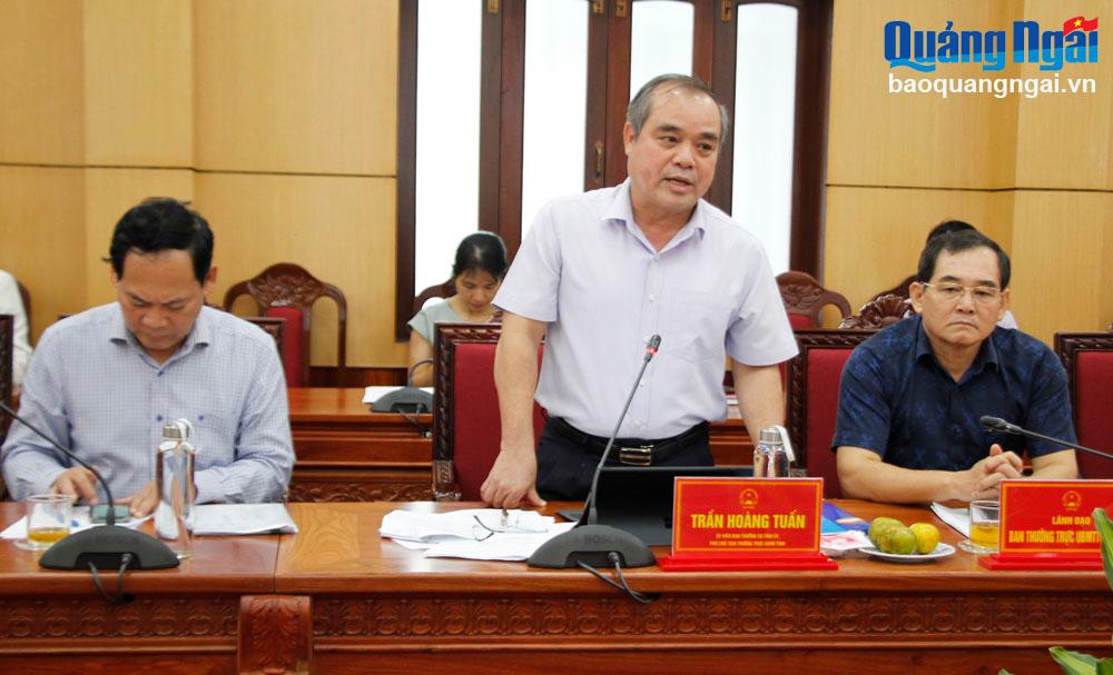 Phó Chủ tịch Thường trực UBND tỉnh Trần Hoàng Tuấn trao đổi tại buổi làm việc.
