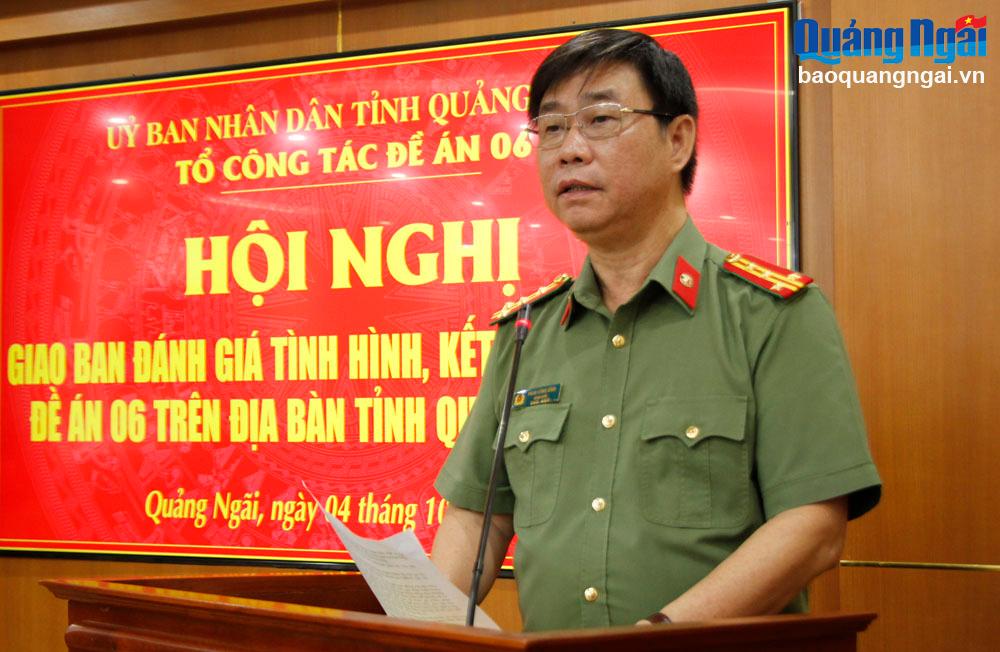 Đại tá Phan Công Bình - Giám đốc Công an tỉnh, Tổ phó Thường trực Tổ công tác Đề án 06 tỉnh phát biểu ý kiến tại hội nghị.