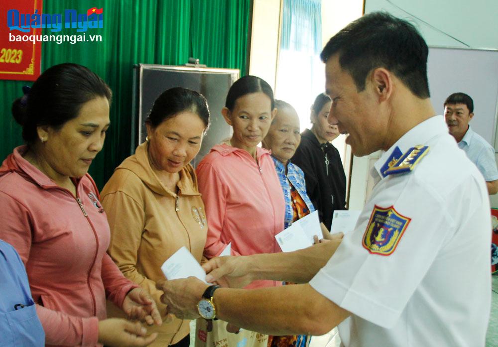 Đại tá Trần Hồng Quế - Phó Chính ủy Bộ Tư lệnh Vùng CSB 2 tặng quà người dân Phổ Vinh 