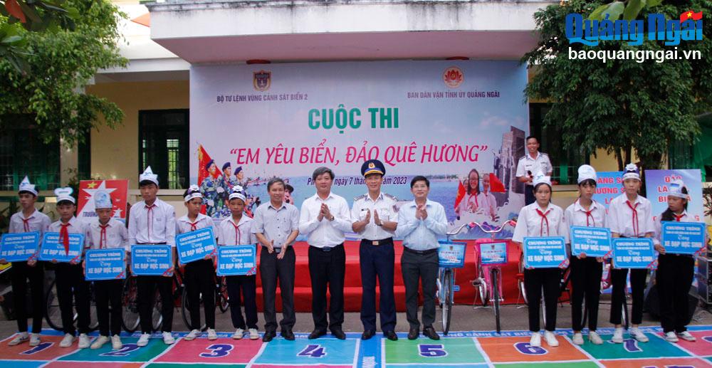 Lãnh đạo Vùng CSB 2, Ban Dân vận Tỉnh ủy và lãnh đạo Thị ủy Đức Phổ tặng xe đạp cho học sinh