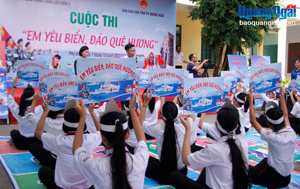 Các học sinh tiêu biểu tham gia cuộc thi “Em yêu biển, đảo quê hương”.