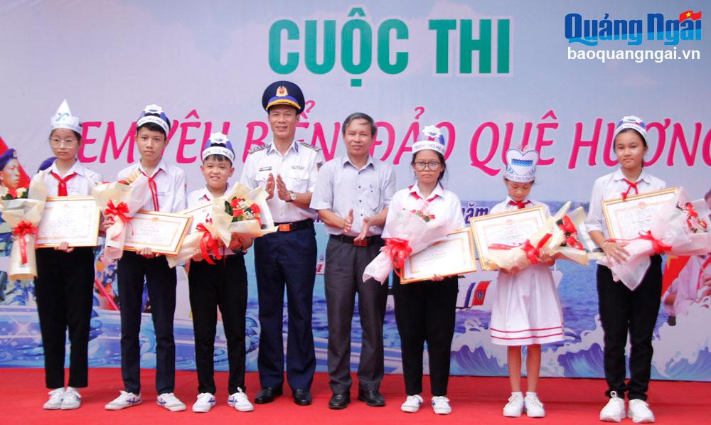 Ban Tổ chức trao giải cho các học sinh đạt giải tại Cuộc thi vẽ tranh “Biển đảo Tổ quốc và Cảnh sát biển”.