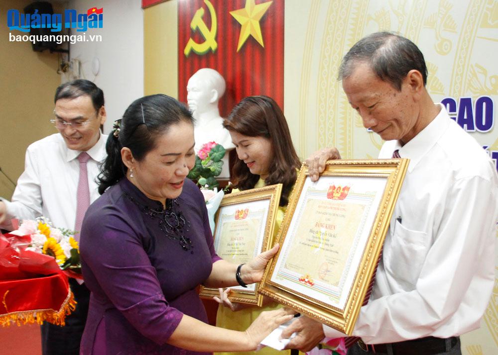 Phó Bí thư Tỉnh ủy Đinh Thị Hồng Minh trao Bằng khen của UBKT Trung ương cho các cá nhân.