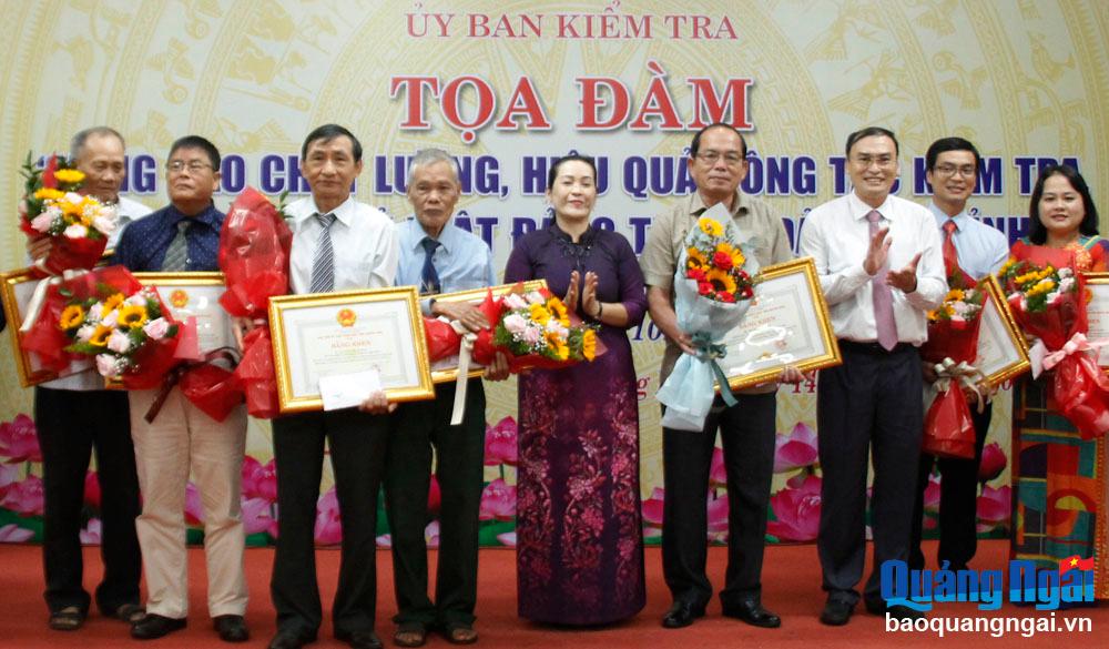 Phó Bí thư Tỉnh ủy Đinh Thị Hồng Minh trao Bằng khen của Chủ tich UBND tỉnh cho các cá nhân.
