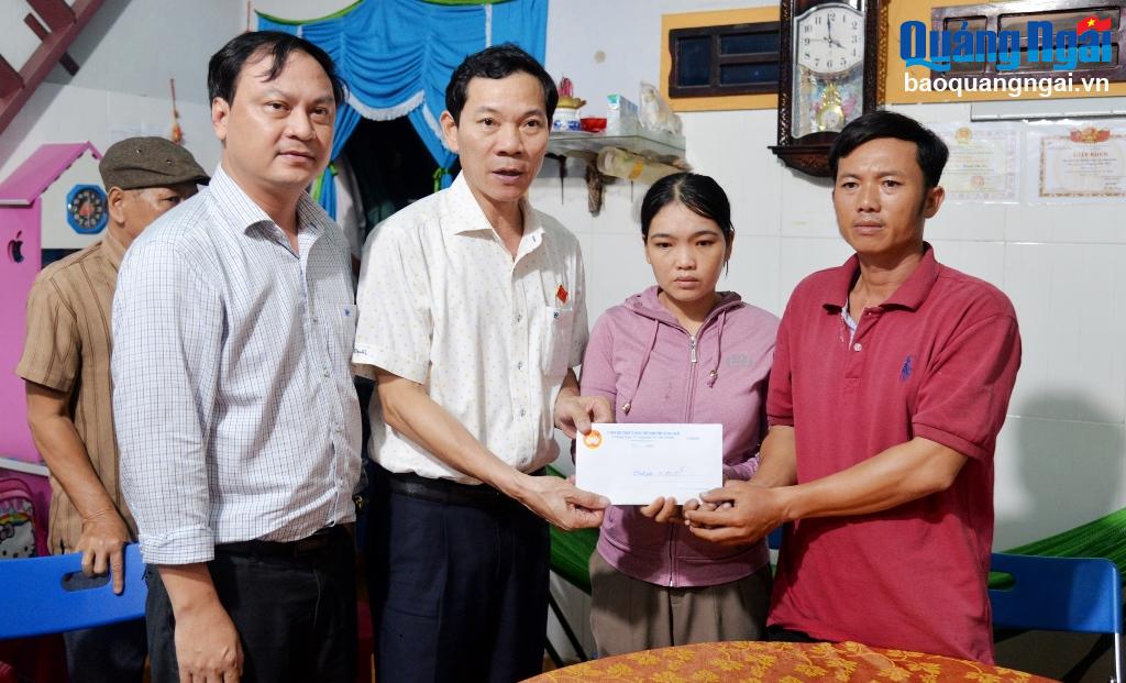 Trưởng ban Dân vận Tỉnh ủy, Chủ tịch Ủy ban MTTQ Việt Nam tỉnh Võ Thanh An trao quà hỗ trợ, động viên gia đình ngư dân Huỳnh Phi Hổ.