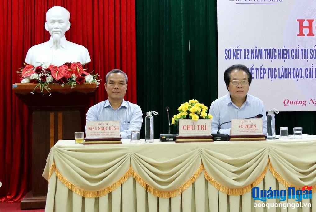 Trưởng ban Tuyên giáo Tỉnh ủy Đặng Ngọc Dũng và Phó Chủ tịch UBND tỉnh Võ Phiên chủ trì hội nghị.
