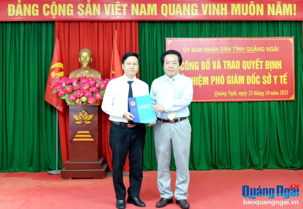 Phó Chủ tịch UBND tỉnh Võ Phiên trao Quyết định bổ nhiệm Phó Giám đốc Sở Y tế cho đồng chí Phan Minh Đan.
