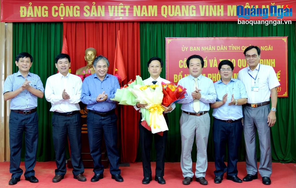Các đại biểu dự lễ tặng hoa, chúc mừng đồng chí Phan Minh Đan.