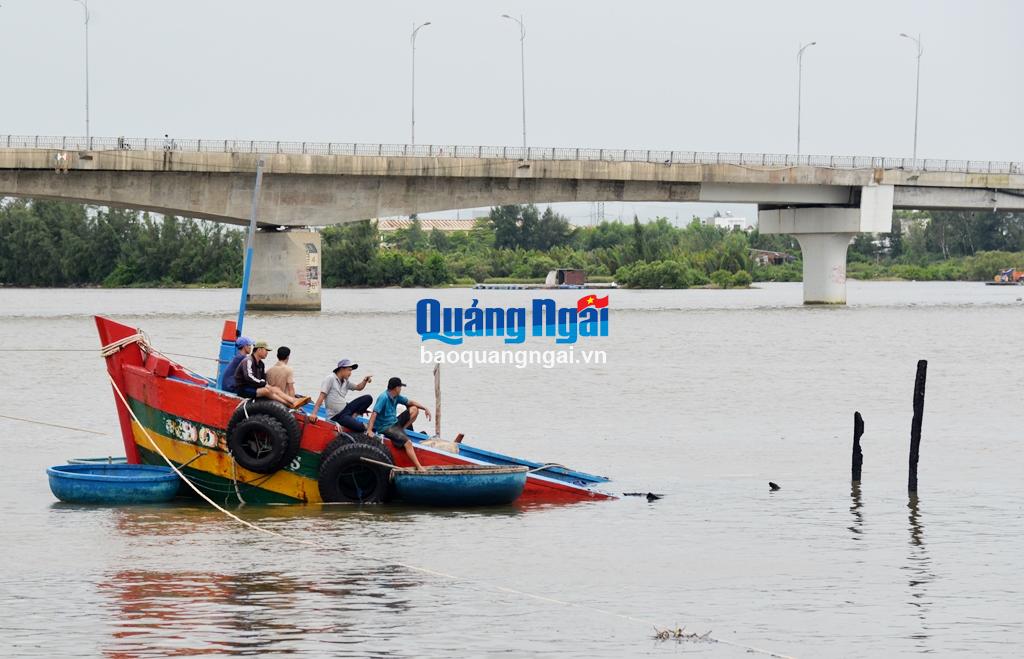Chiếc tàu QNg 90997 TS của gia đình anh Huỳnh Phi Hổ bị chìm sau vụ cháy.