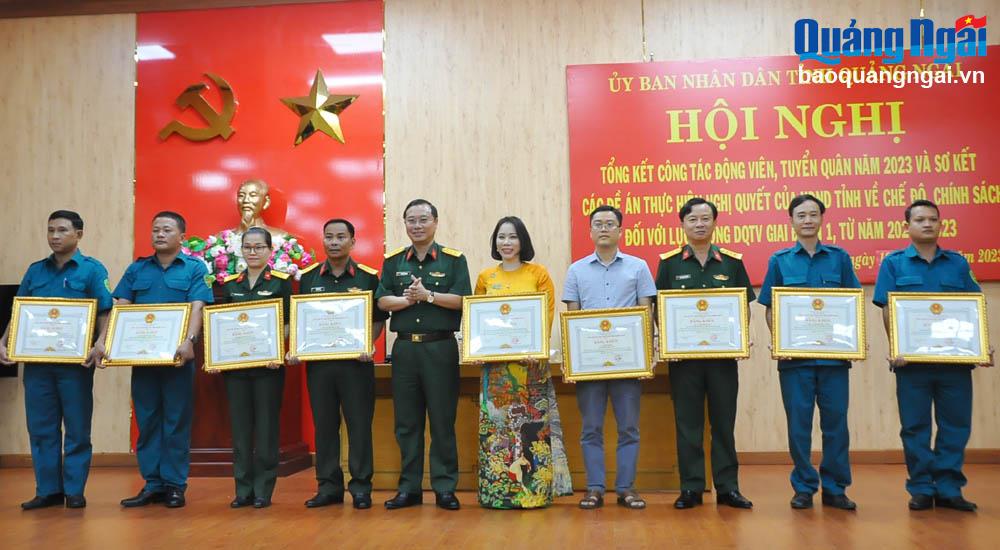 Thượng tá Trần Thế Phan - Chỉ huy trưởng Bộ CHQS tỉnh trao Bằng khen cho các cá nhân.